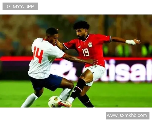 足球场上的传奇霸主：那些令人瞩目的足球明星名字解析与背后故事